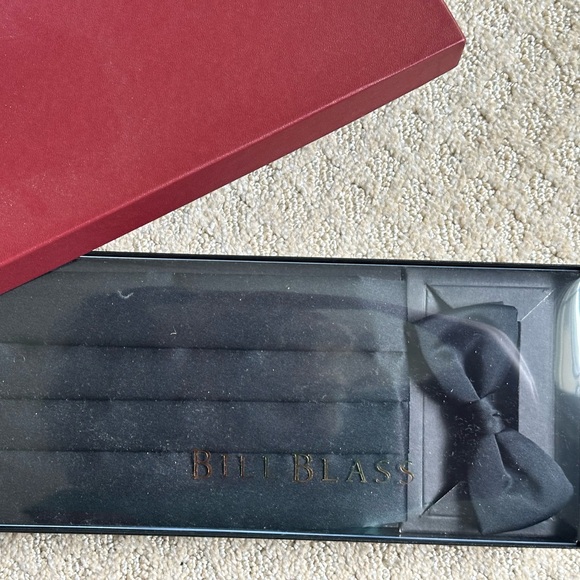 Bill Blass tux shirt set, with cuff links, button covers, bowtie, & cumberbund - Picture 5 of 5
